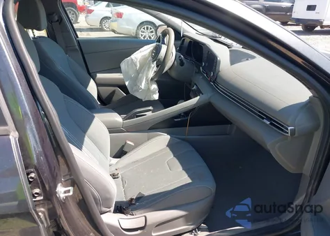 2022 Hyundai Elantra Sel z USA, uszkodzony, nr VIN 5NPLM4AG6NH081360